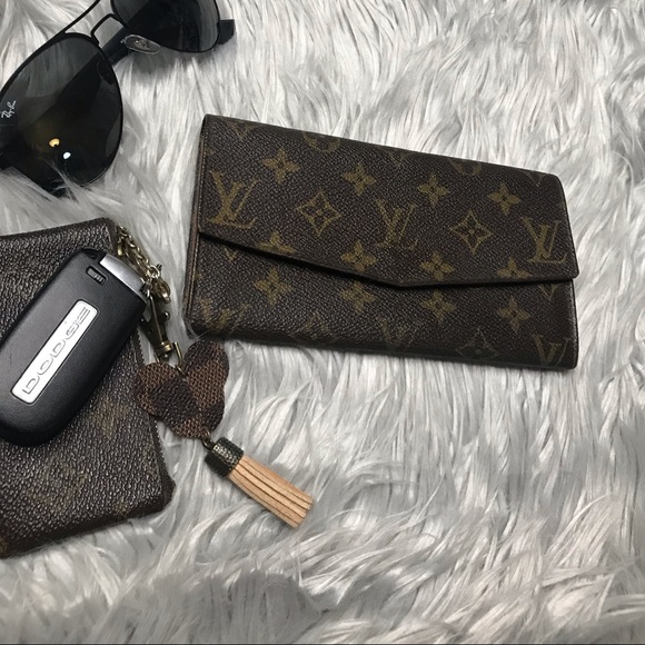 Louis Vuitton Handbags - AUTH Vintage Louis Vuitton Sarah Wallet 852